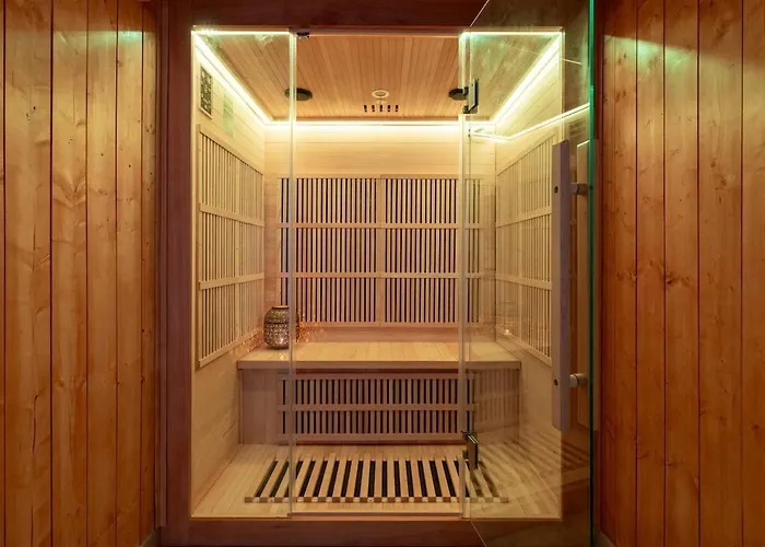 Luxurious 3 Bedrooms Sauna Jacuzzi *