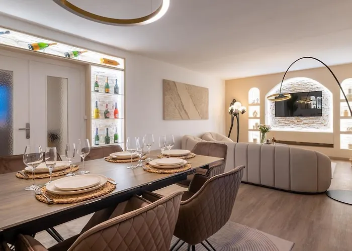 Luxurious 3 Bedrooms Sauna Jacuzzi Lejlighed *