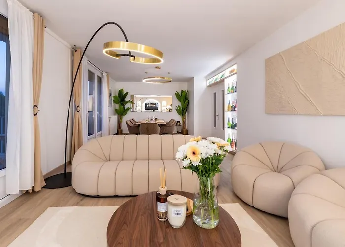 Luxurious 3 Bedrooms Sauna Jacuzzi Appartamento